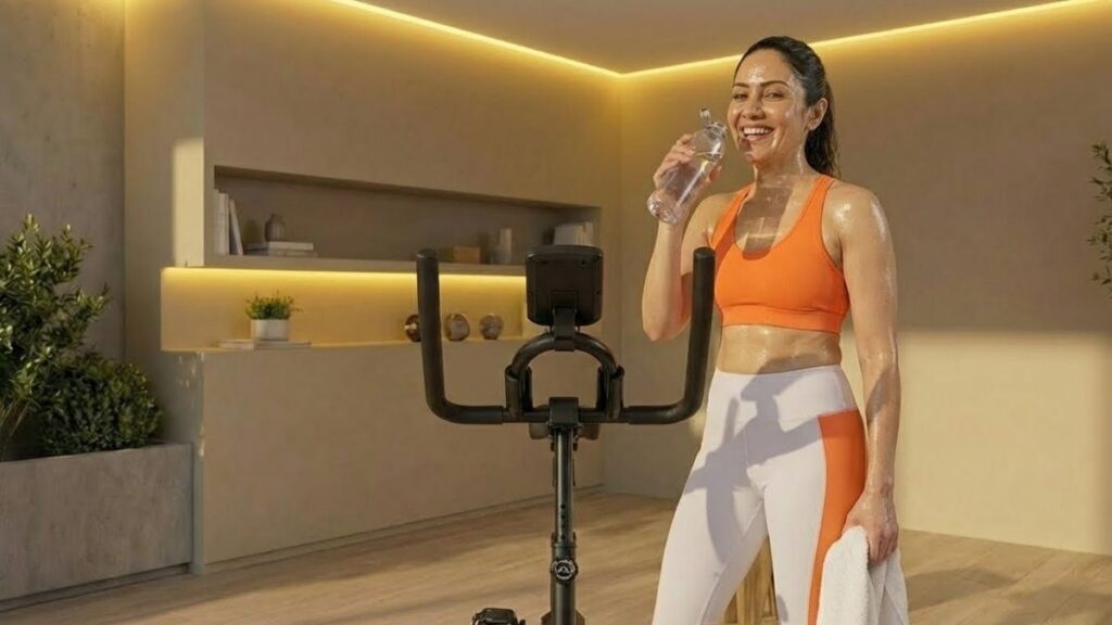 Mulher depois de um treino em uma Bicicleta de Spinning Residencial