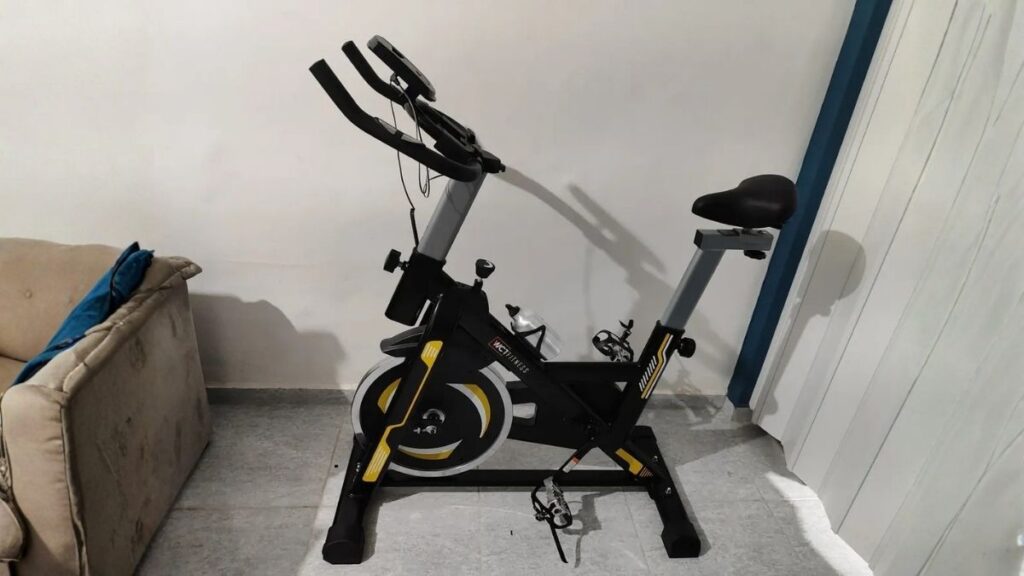 bicicleta ergométrica spinning WCT Fitness 13kg na sala de casa