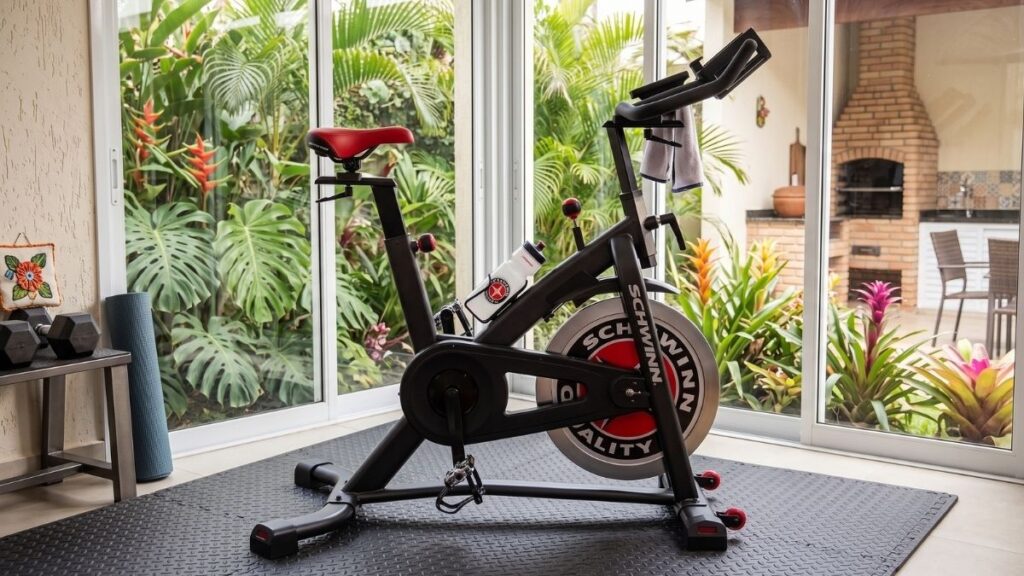 Bicicleta de spinning Schwinn IC3 com painel LCD e pedais SPD duplos, vista lateral