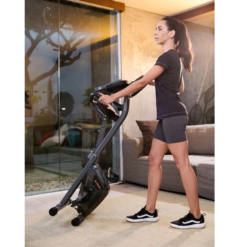 Bicicleta ergométrica Vollo XB1-R dobrada para armazenamento em espaços reduzidos.