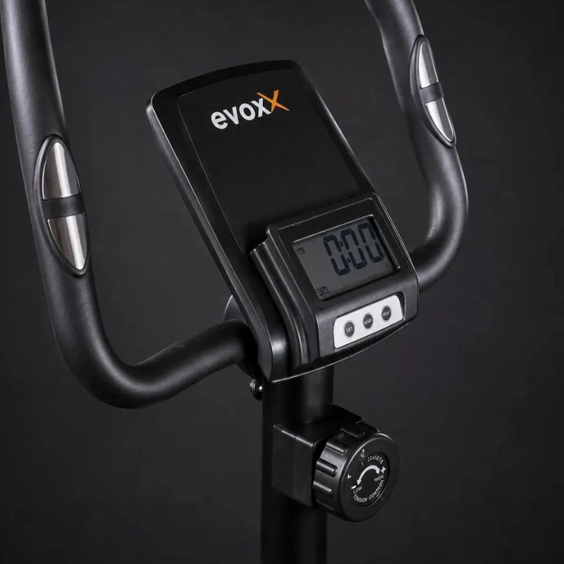 Detalhe do painel LCD e guidão ajustável da bicicleta ergométrica Evox V5200