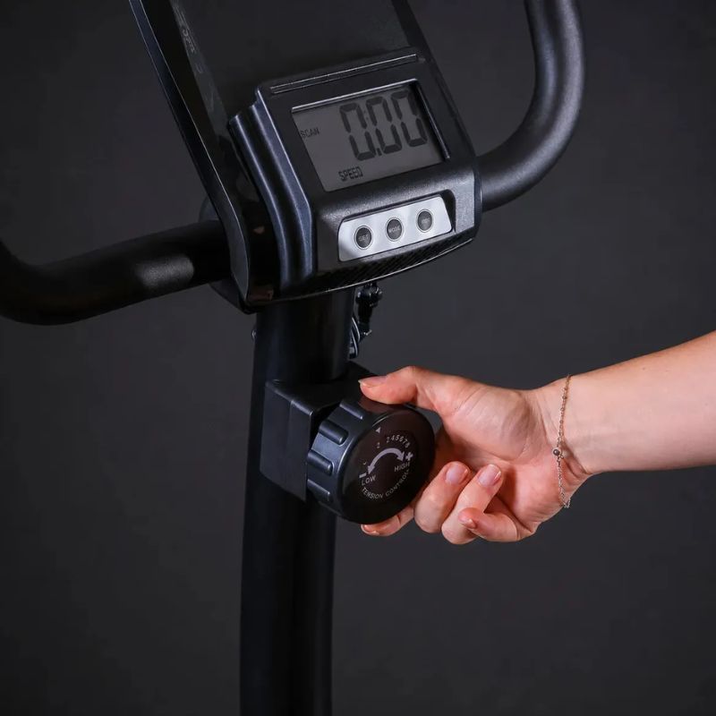 Detalhe do painel LCD e guidão ajustável da bicicleta ergométrica Evox V5200