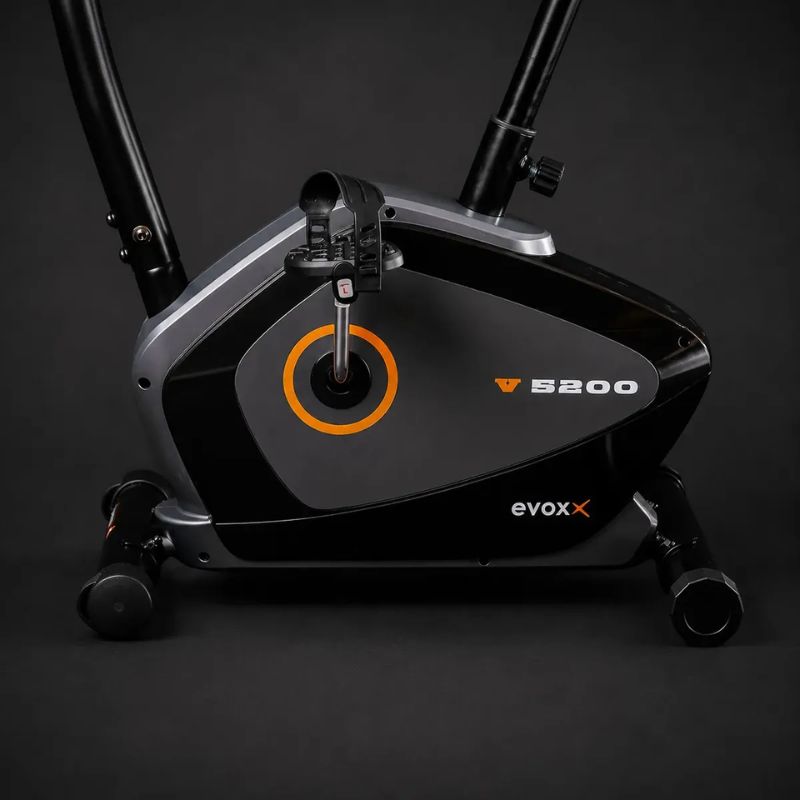 Pedais com correias ajustáveis e sistema magnético de transmissão por correia da bicicleta Evox.
