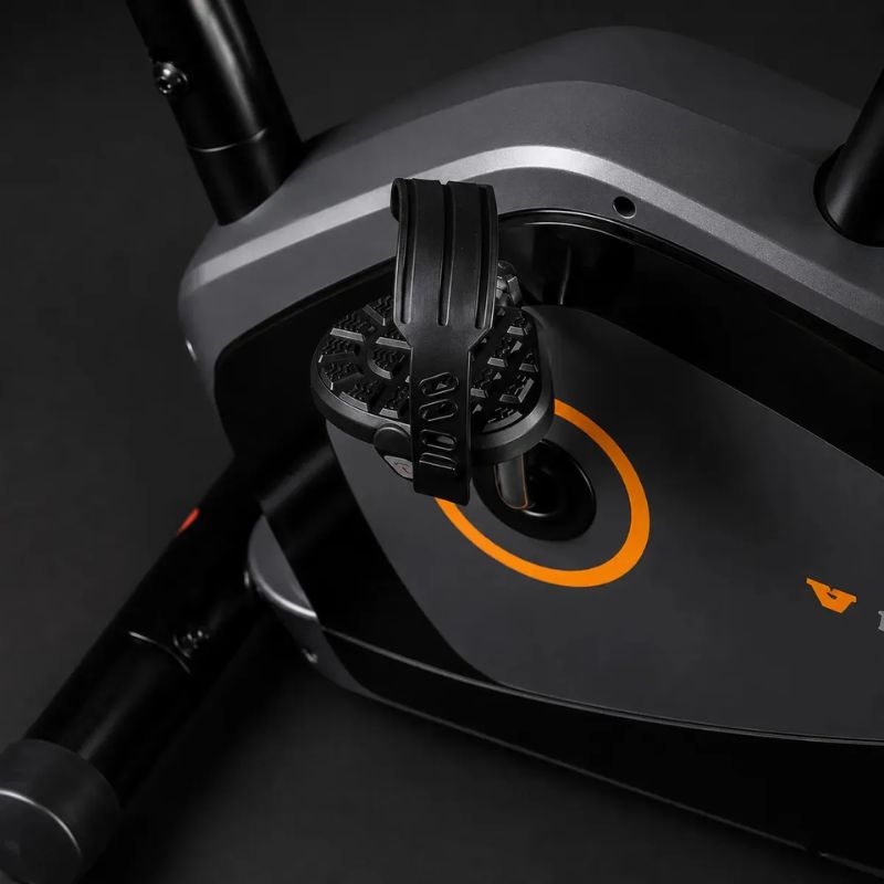 Pedais com correias ajustáveis e sistema magnético de transmissão por correia da bicicleta Evox.