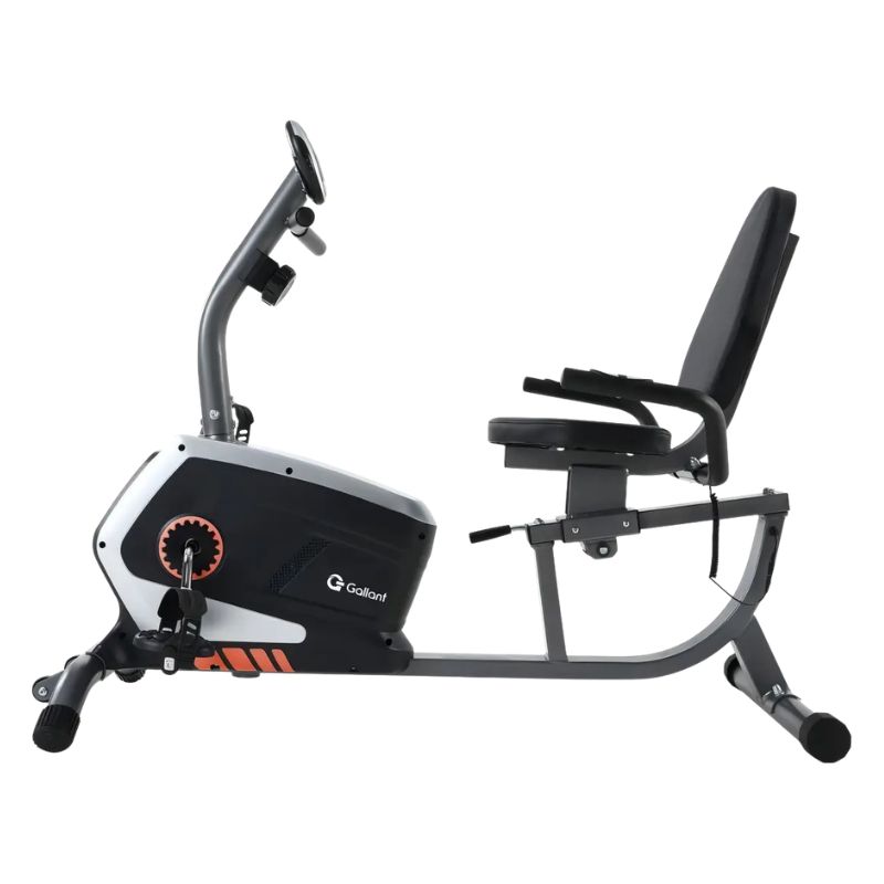 Bicicleta ergométrica horizontal Gallant Elite Pro magnética preta em ângulo lateral.