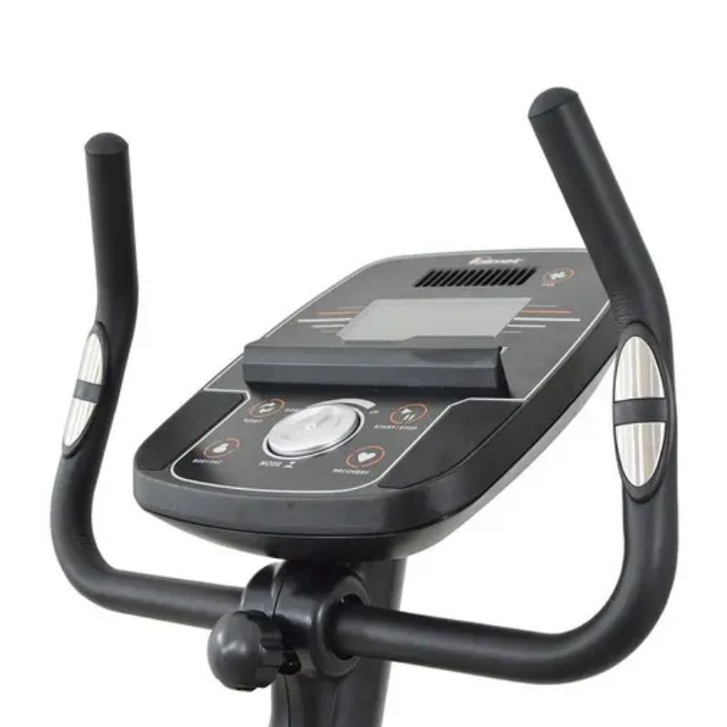 Detalhe do painel LCD multifuncional e guidão ajustável da Polibike 4600 Poli Sports
