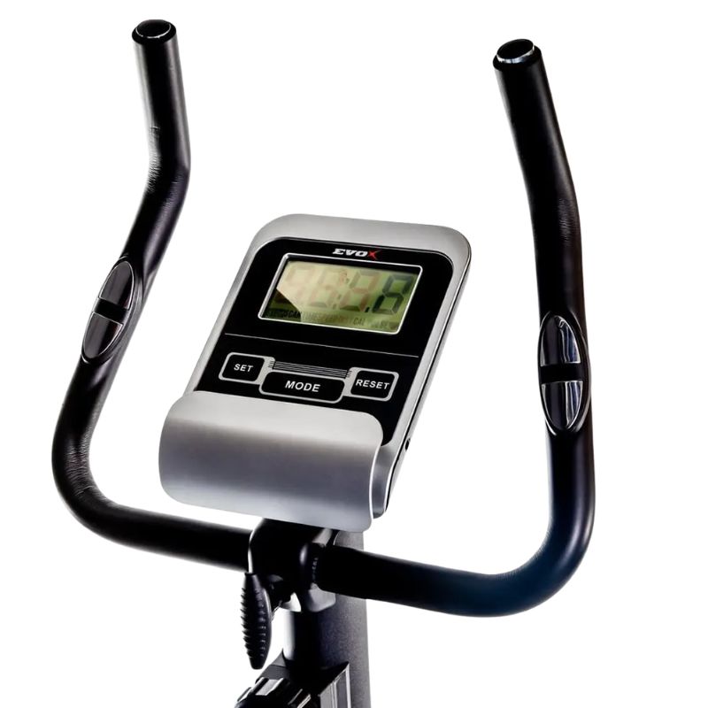 Detalhe do painel LCD multifuncional e guidão emborrachado com sensores Hand Grip da Evox V8620
