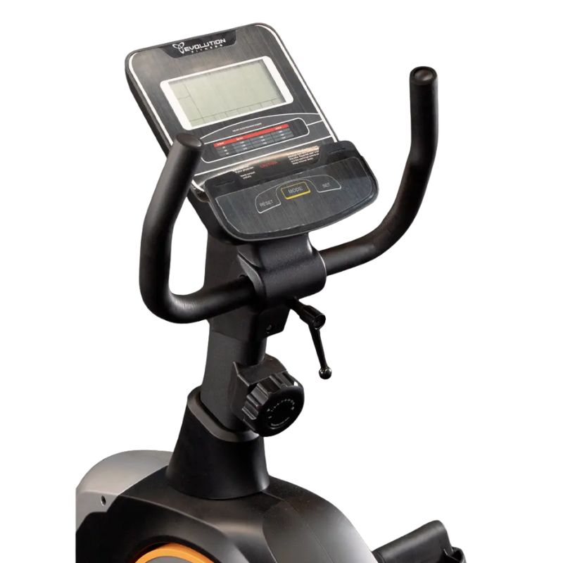 Detalhe do painel digital e guidão da bicicleta horizontal Evolution Fitness RB-1002