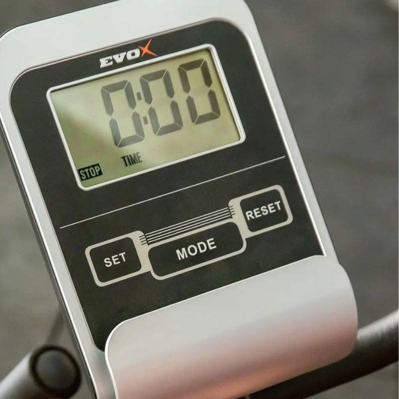 Detalhe do painel LCD multifuncional e monitor cardíaco hand grip da bike Evox R8620.