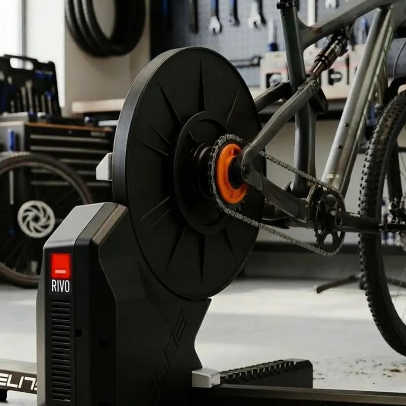 Rolo de treino inteligente Elite Rivo Smart Direct Drive com Zwift Cog