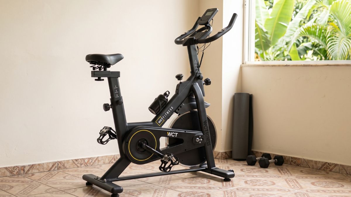 Bicicleta Ergométrica Spinning WCT Fitness 13kg em ambiente residencial