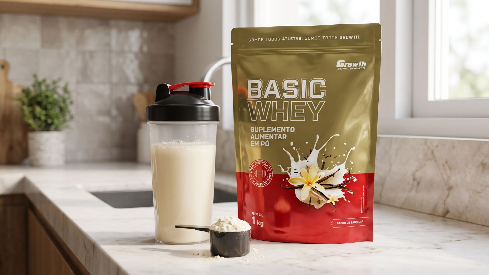 Pacote de 1kg do Basic Whey Growth Supplements sabor baunilha sobre bancada de cozinha
