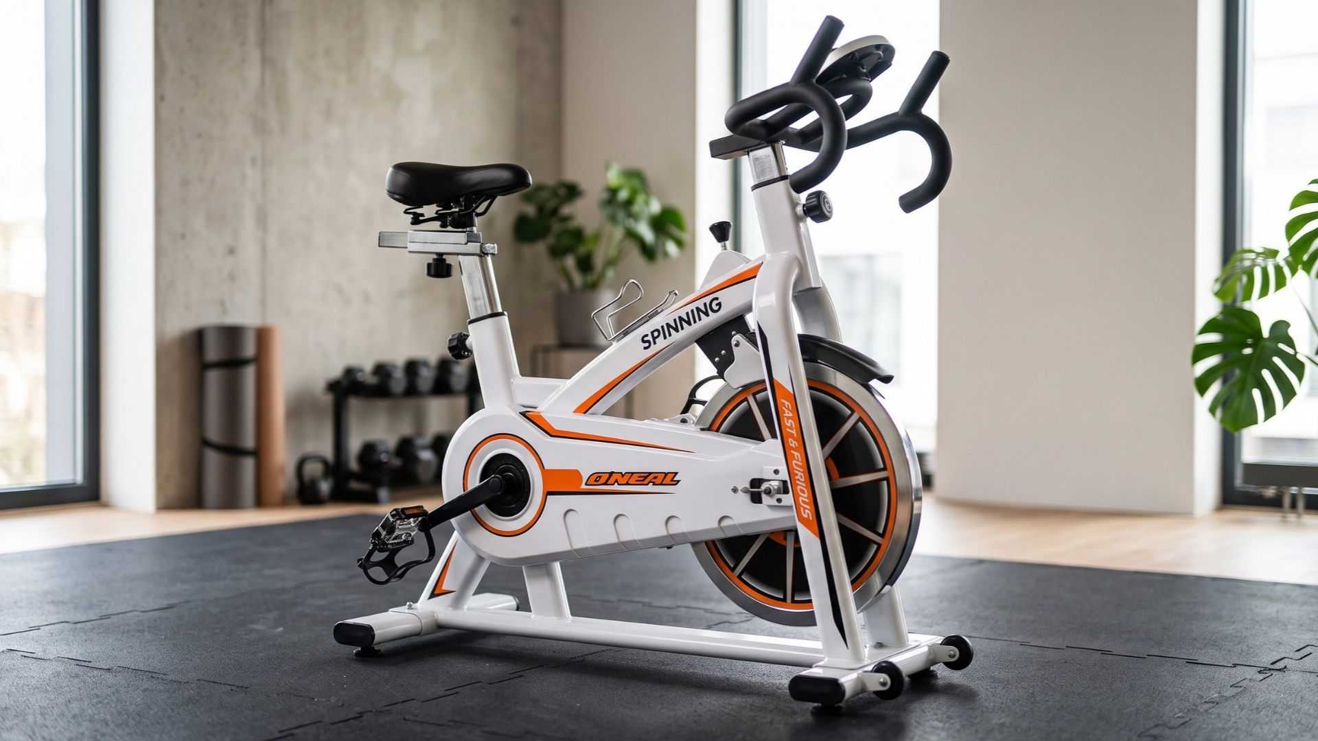 Bike Spinning O'Neal TP 1100 vista de perfil em área fitness residencial