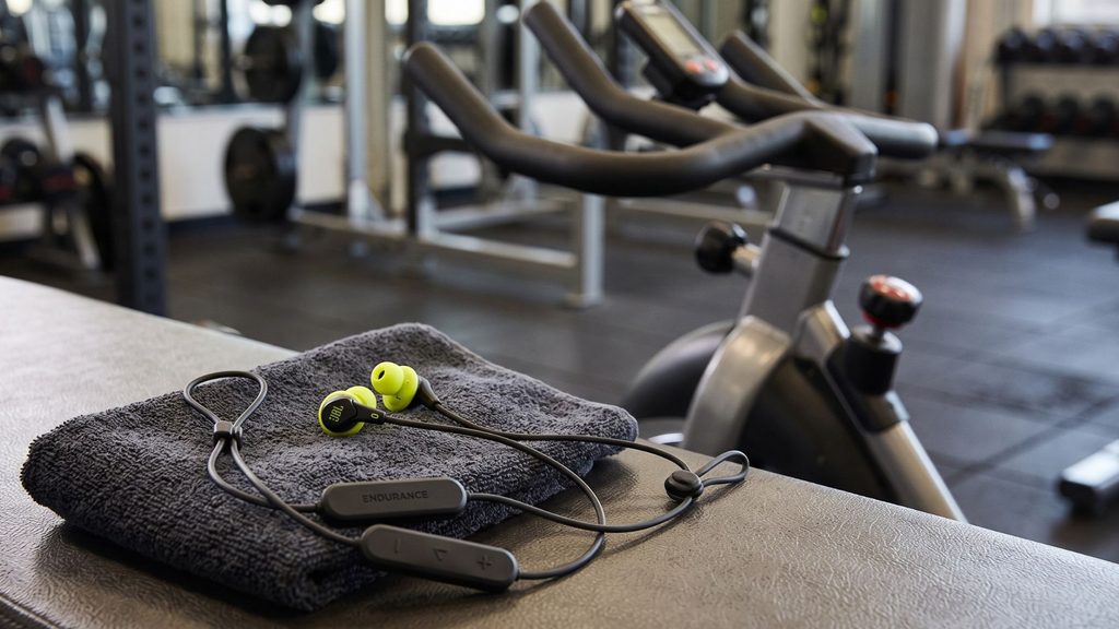 Fone JBL Endurance Run 3 Wireless em detalhe exibindo a ponteira ergonômica TwistLock e acabamento esportivo