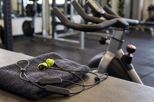 Fone JBL Endurance Run 3 Wireless em detalhe exibindo a ponteira ergonômica TwistLock e acabamento esportivo