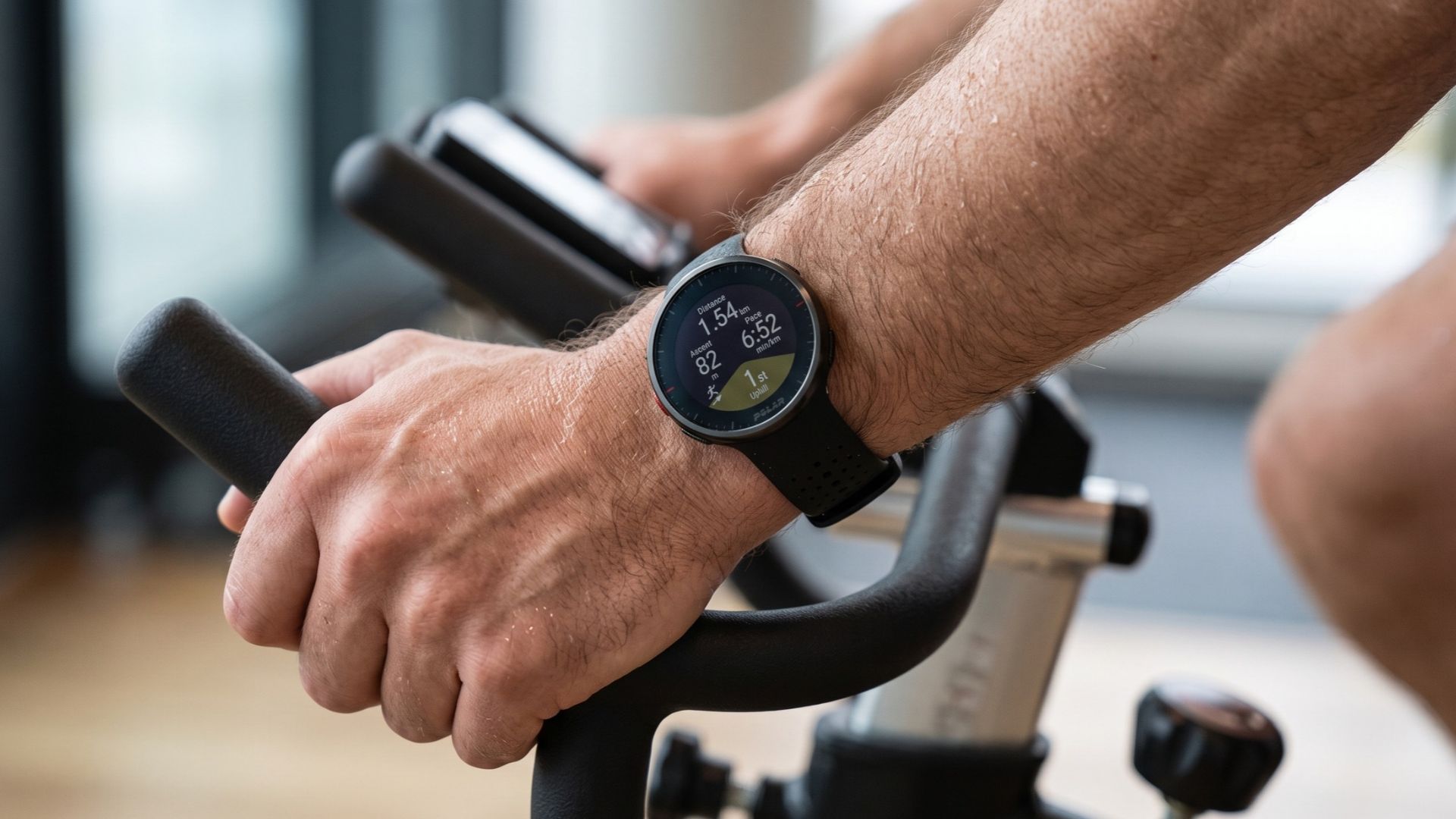 Relógio smartwatch Polar Vantage V3 preto em destaque fixado no guidão de uma bicicleta de spinning