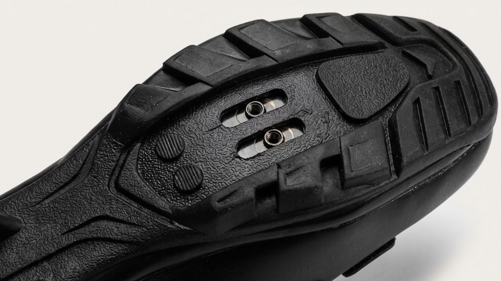 Detalhe da sola de borracha tratorada da sapatilha Worldstock com furação para taquinho de MTB SPD